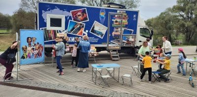 Аллея читающих людей