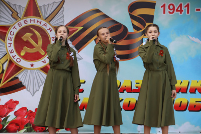 На площади у ДК "Юбилейный" прошла патриотическая программа, посвященная Дню Победы