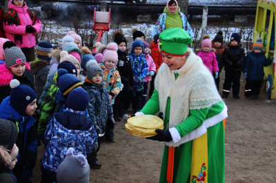 Весело и задорно встречали Масленицу дошкольники на программе от ДК "Юбилейный"