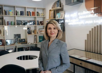 Поздравление начальника Управления культуры Елены Баклушиной с Днем работника культуры