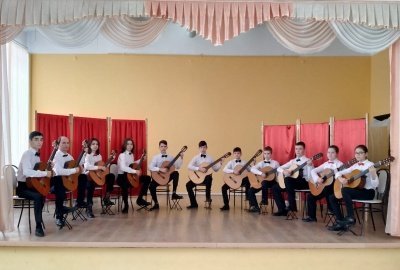 Под звуки гитары