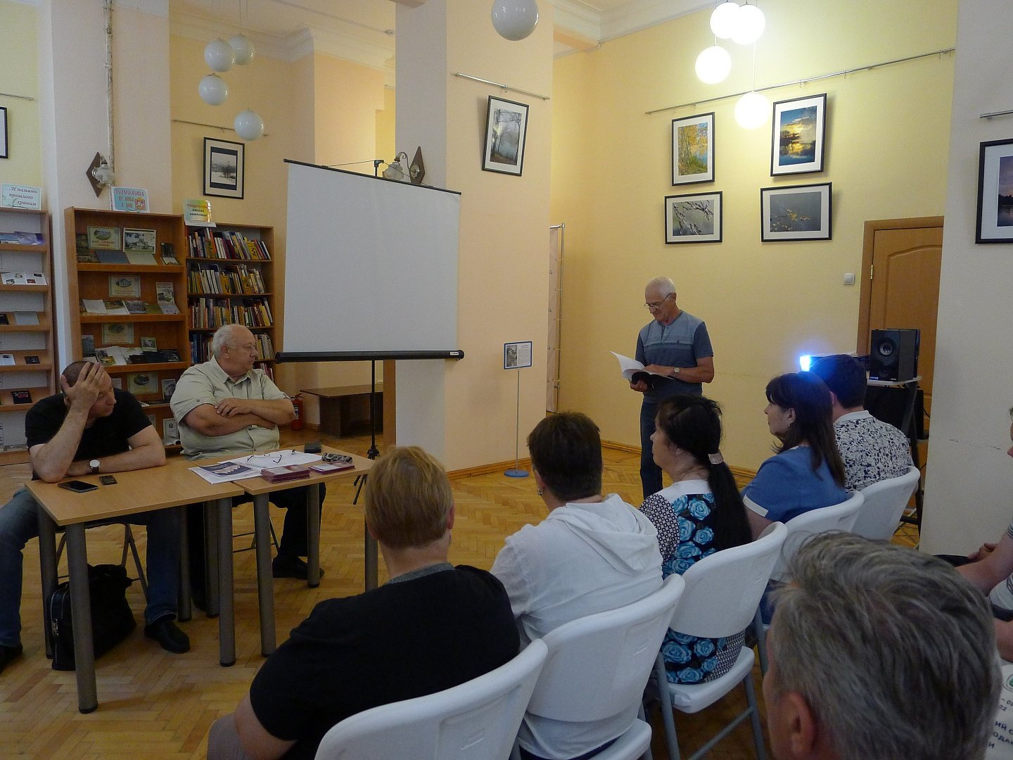 Читаем обсуждаем. Дети с книгами в библиотеке. Книжный клуб. Студенты в библиотеке. Человек и много книг.