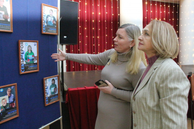 В ДК "Цементник" открылась фотовыставка "Семья Героя".