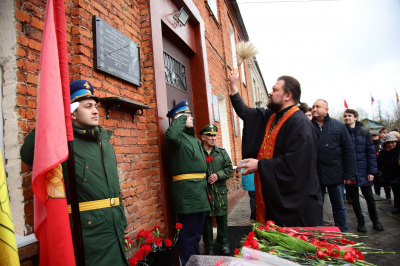 на фасаде МОУ «СОШ «Сфера» в посёлке Виноградово установлена мемориальная доска, посвященная Виктору Азарову