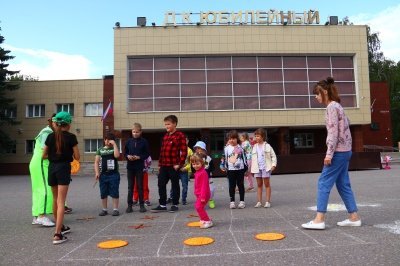 Чтобы было веселей на асфальте сером