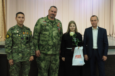 В ДК «Химик» торжественно вручили паспорта Российской Федерации юным гражданам
