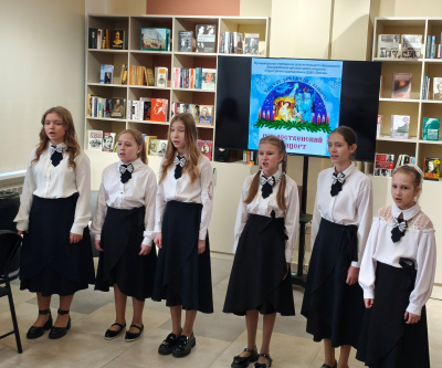 Учащиеся ДШИ "Элегия" подготовили концерт, посвященный Рождеству, в Центральной библиотеке имени Инны Гофф