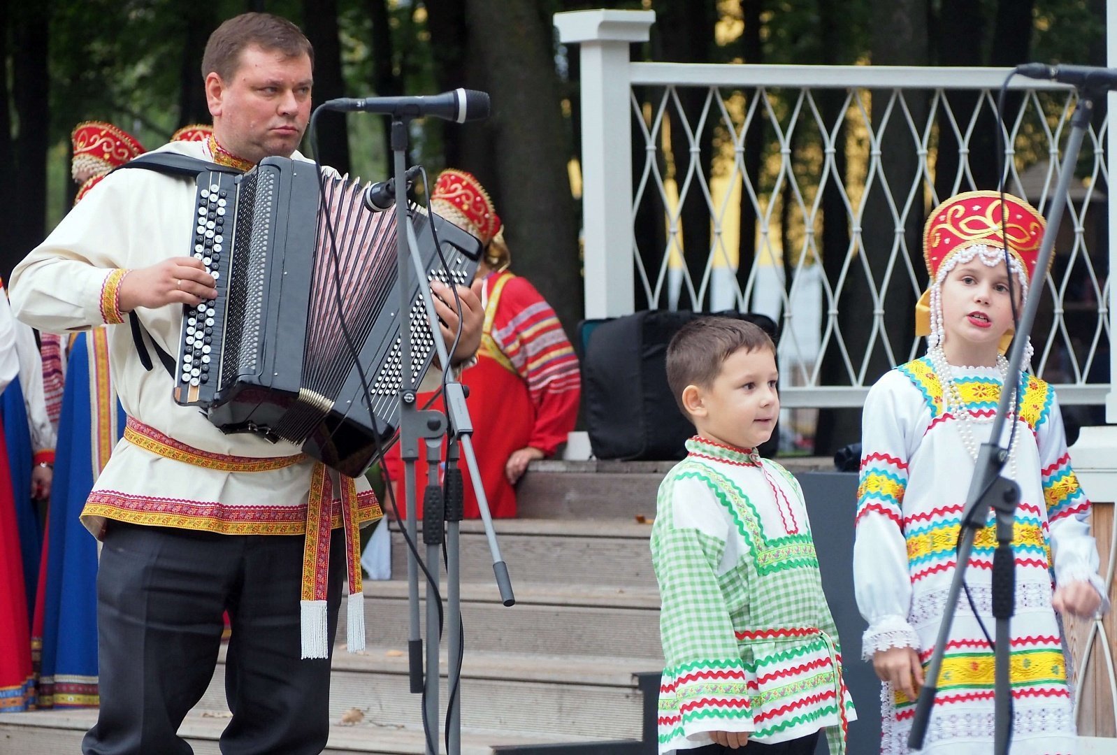 Воскресенский песни. Концерт Березка Воскресенск. Воскресенск фото усадьба Кривякина. Новая Ладога хор концерт. Песня про Воскресенск.