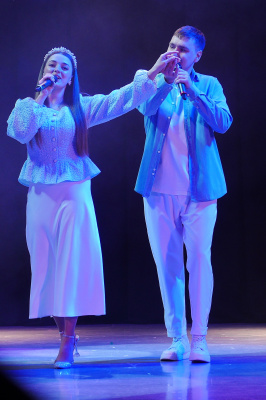 "Весна и женщина похожи" - так назывался концерт в ДК "Химик", посвященный празднику 8 марта