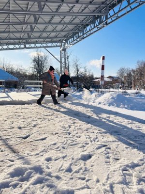 Работники культуры вышли на уборку снега Работники культуры вышли на уборку снега